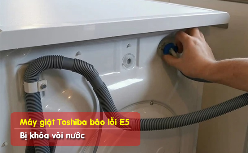 máy giặt Toshiba báo lỗi E5 do vòi nước bị khóa