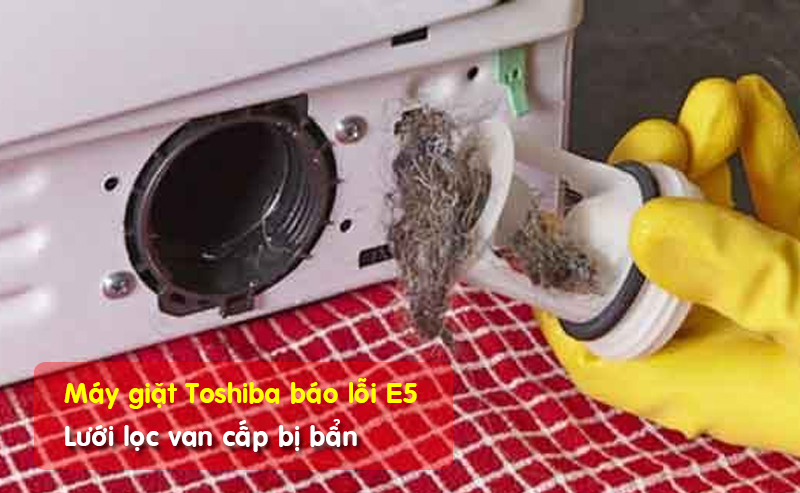 máy giặt Toshiba báo lỗi E5 do Lưới lọc của van cấp bị bẩn