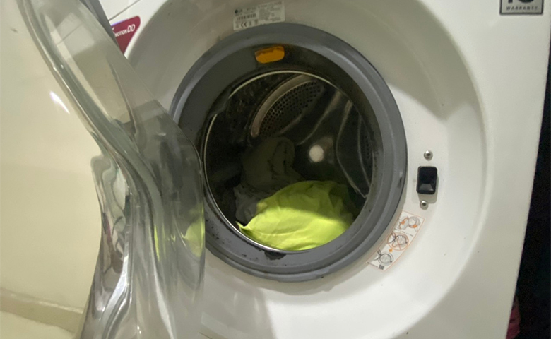 máy giặt Samsung báo lỗi DC do quần áo bị xoắn