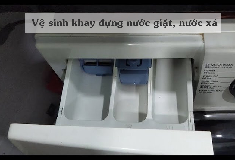 Cách vệ sinh máy giặt Panasonic - vệ sinh khay nước giặt